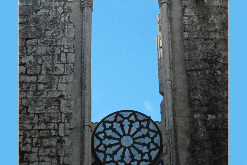 Rosettenfenster in der Ruinenmauer