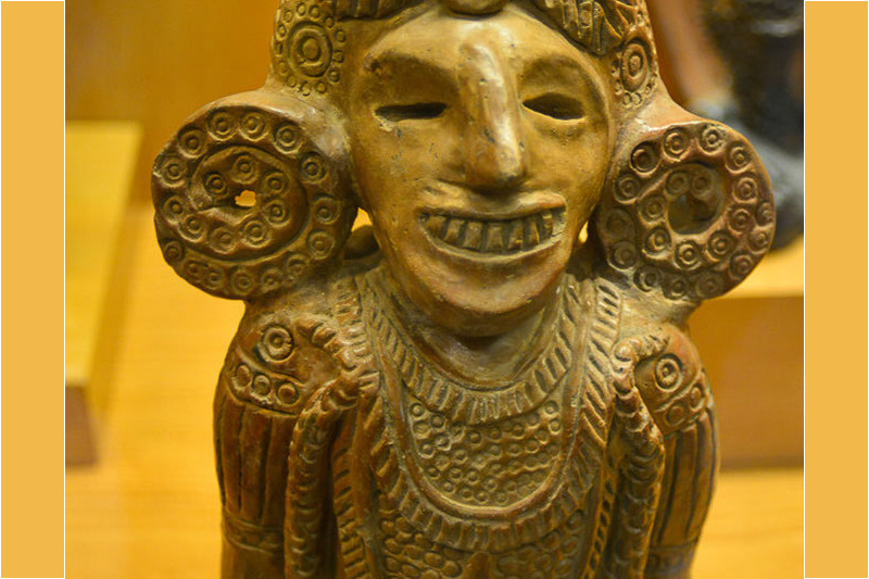 Archäologischer Fund, eine Figur mit Ohrschmuck