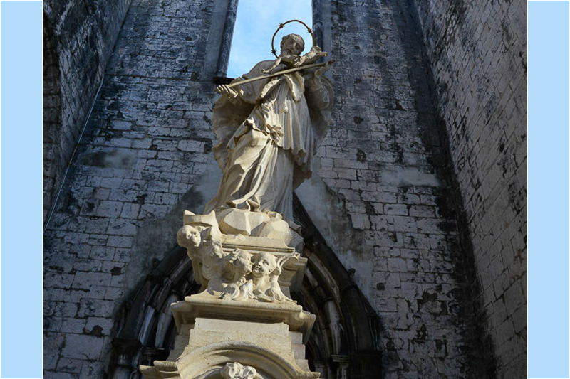 Skulptur in der Ruine