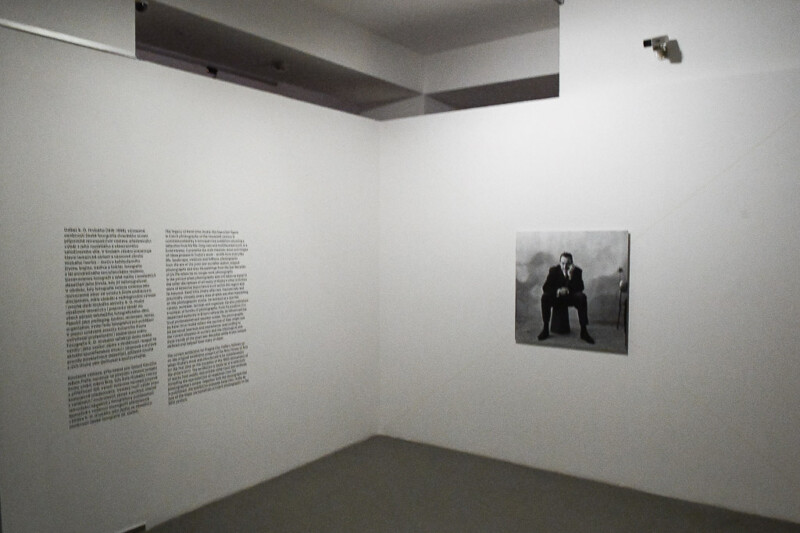 Ausstellungswand mit Text und Foto