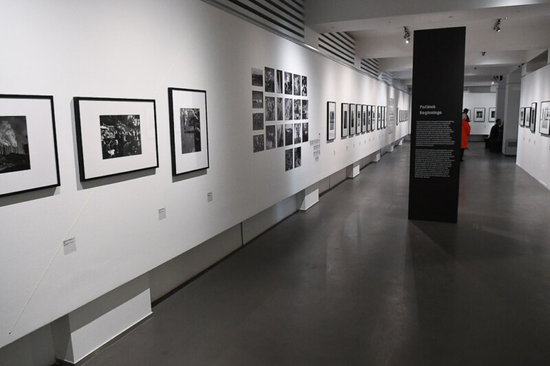 Ausstellungsgang mit Fotografien