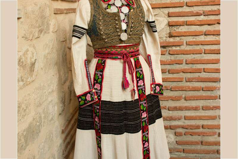 Bestickte Tracht mit Schürze und Weste