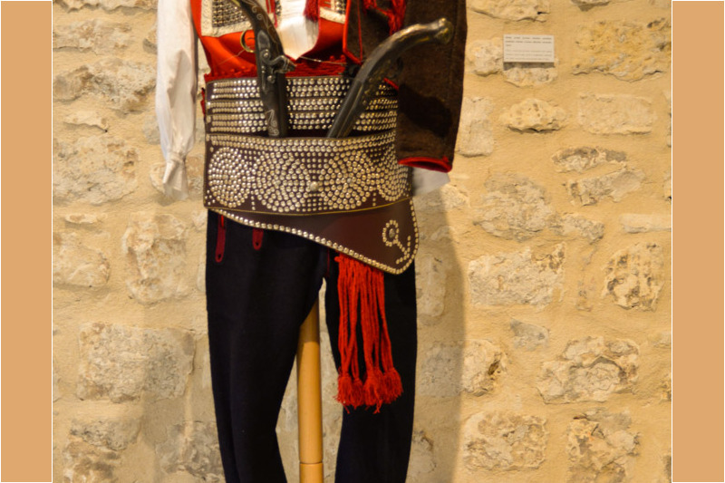 Männertracht mit Weste, Gürtel und Holzschuhen