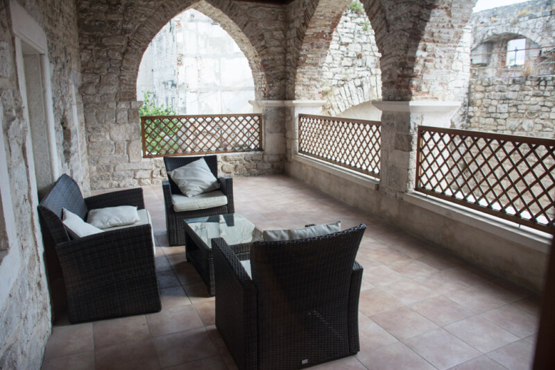 Überdachte Loggia mit Sitzgruppe im Museum