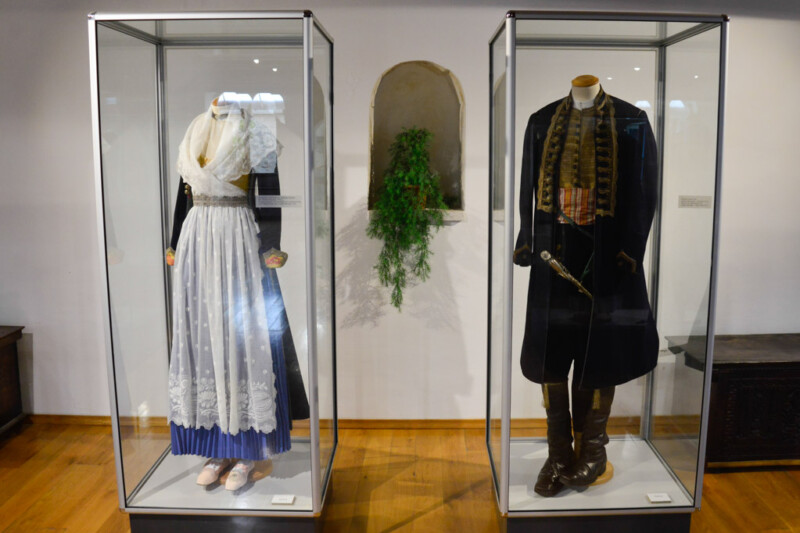 Zwei Trachten in Glasvitrinen