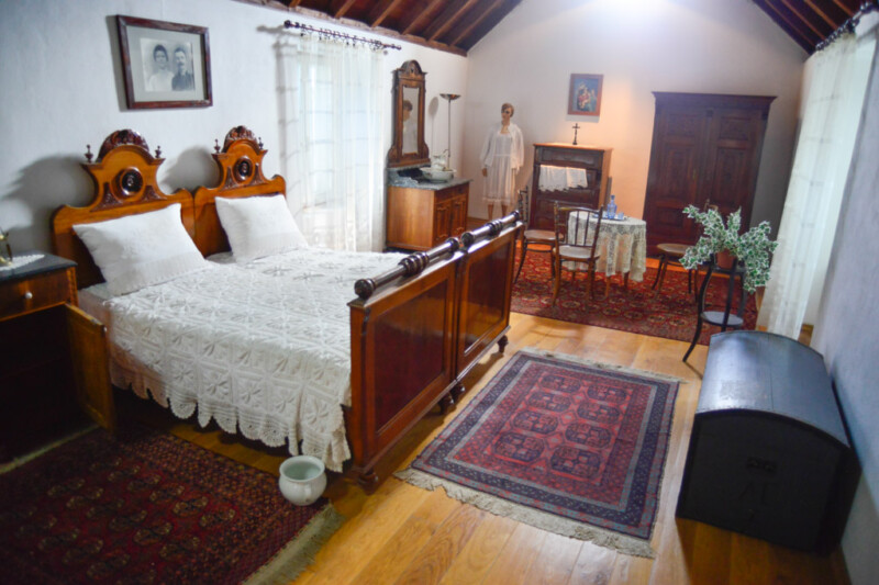 Historisch eingerichtetes Schlafzimmer mit Doppelbett