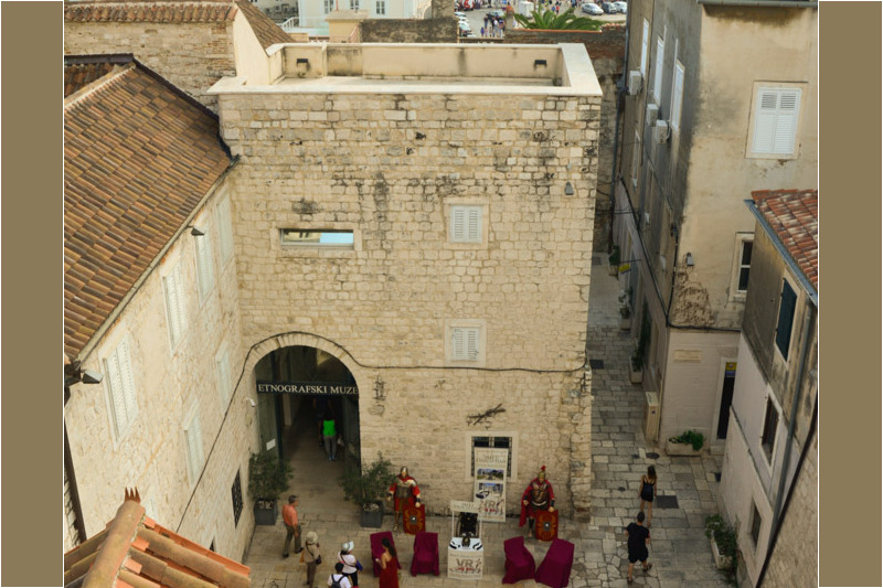 Blick von der Dachterrasse auf einen Innenhof im Diokletianpalast