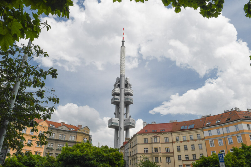 Der Fernsehturm über den Häusern