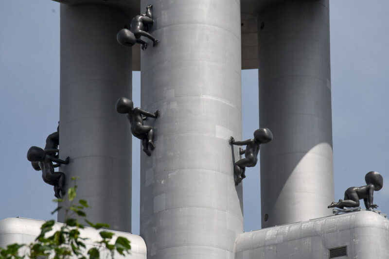 Babyfiguren am Turmschaft