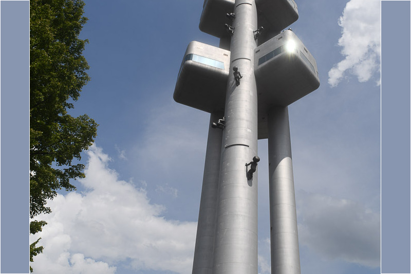 Der Turm vor Wolken