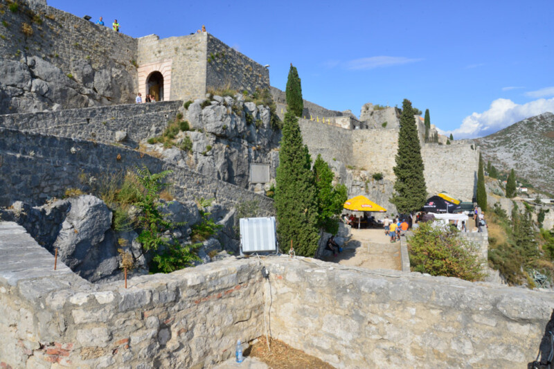 Mauern und Türme der Festung Klis mit Besuchern