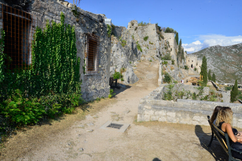 Weg zwischen Mauern und Efeu in der Festung Klis