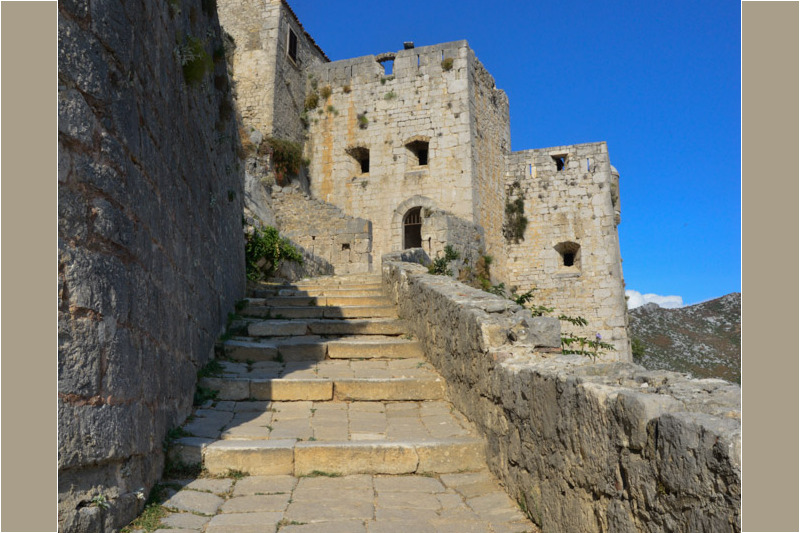 Steinerne Treppe zu einem Turm der Festung