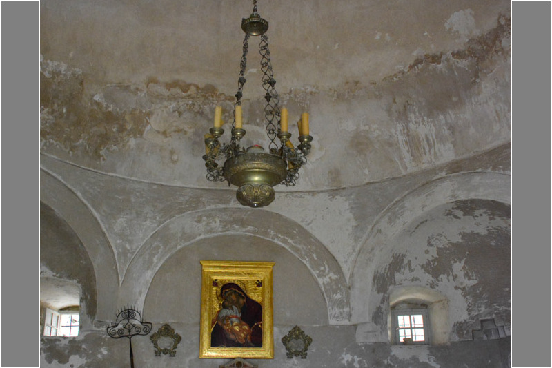 Kleine Kapelle mit Hängelampe und Ikone in der Festung