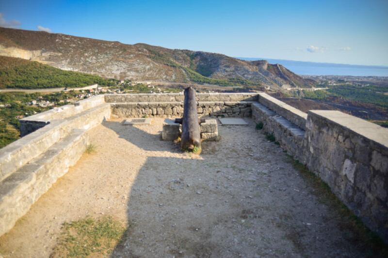 Bastion mit Kanone und Blick zur Küste