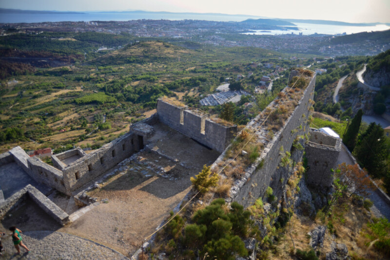 Blick von oben auf Mauern und Innenhöfe der Festung