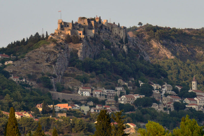 Der Berg mit der Festung Klis über dem Ort