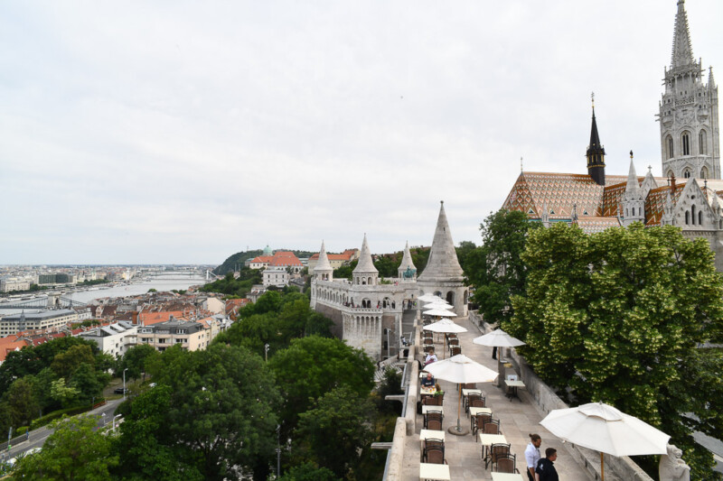 Blick von der Fischerbastei auf Pest und die Matthiaskirche