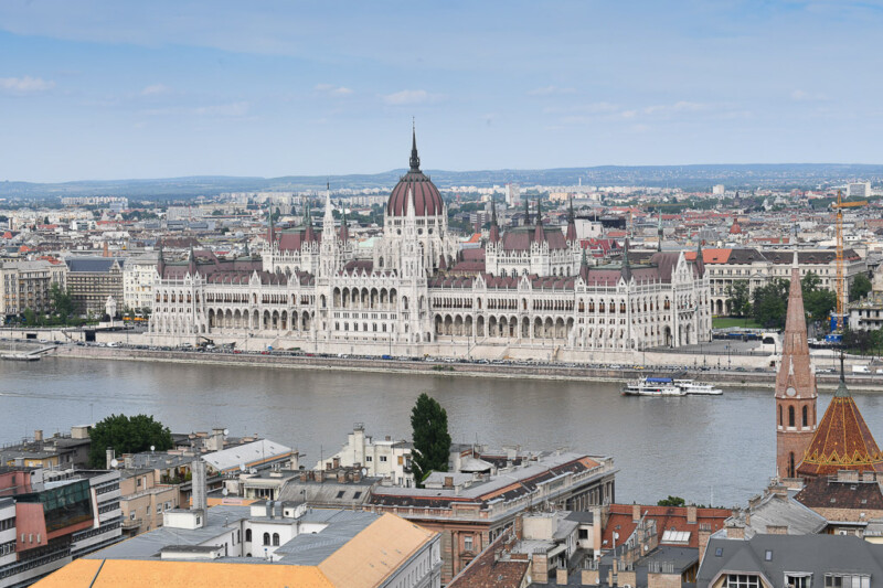 Das Parlament vom Burgberg aus über die Donau gesehen