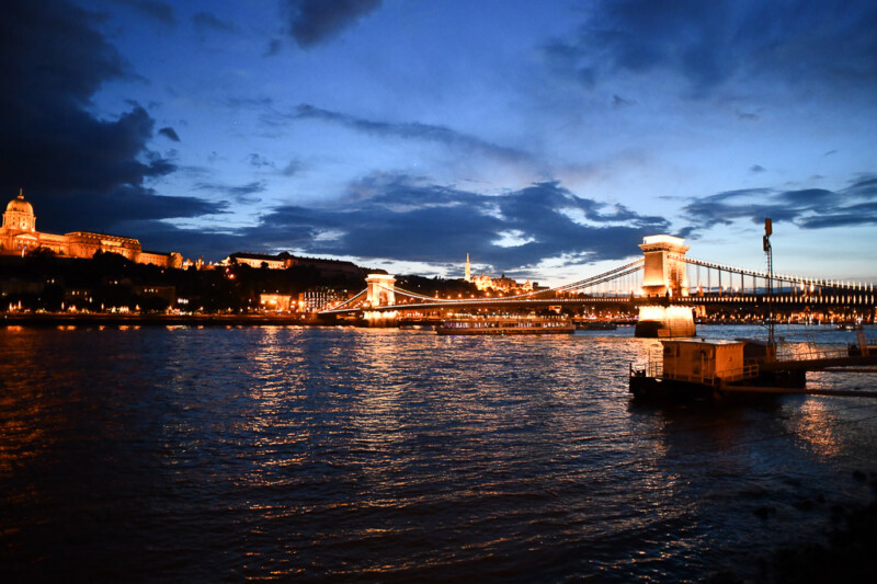 Blick von der Burg auf die Donau mit der Kettenbrücke am Abend