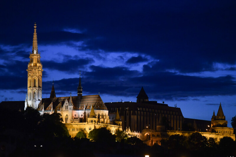 Die Matthiaskirche am Abend beleuchtet