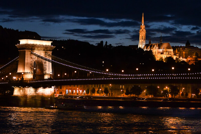 Die Kettenbrücke und die Burg am Abend