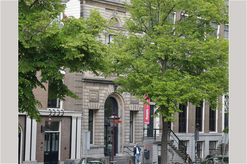 Die Fassade des Foam am Kanal Keizersgracht mit einem Boot im Wasser