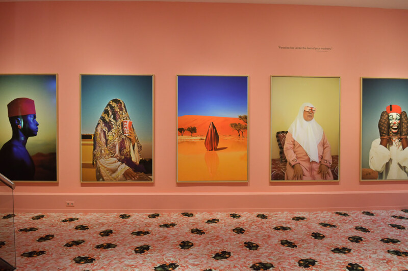 Ausstellungsraum im Foam mit farbigen Porträtfotografien an rosa Wänden