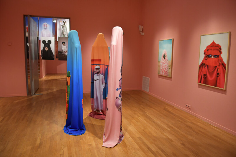 Ausstellungsraum im Foam mit farbigen Stoffskulpturen und Fotografien