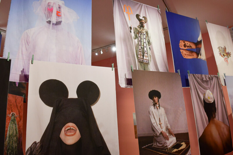 Wand mit Mode- und Porträtfotografien in der Ausstellung im Foam