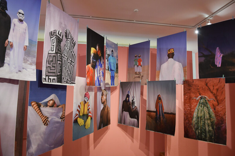 Blick in eine Ausstellung mit hängenden Porträts im Foam