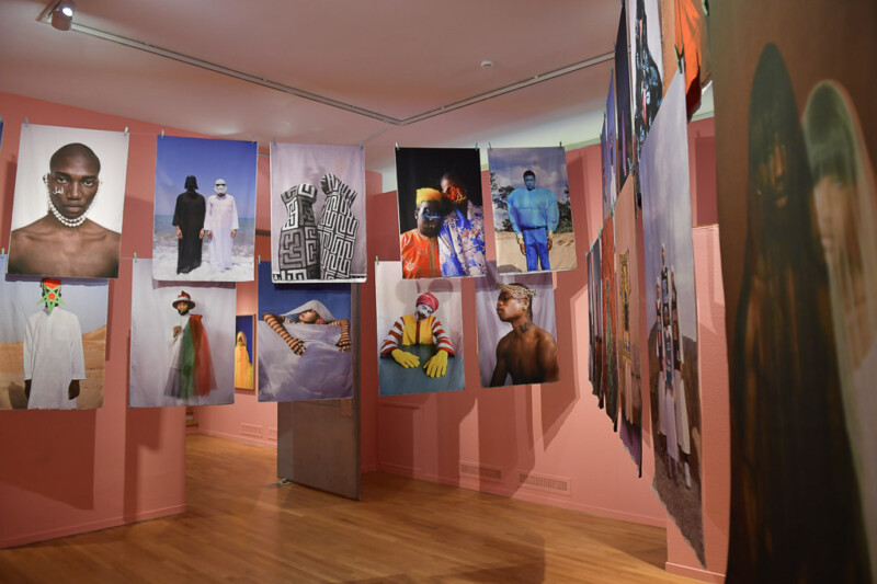 Porträtfotografien in der Ausstellung im Foam