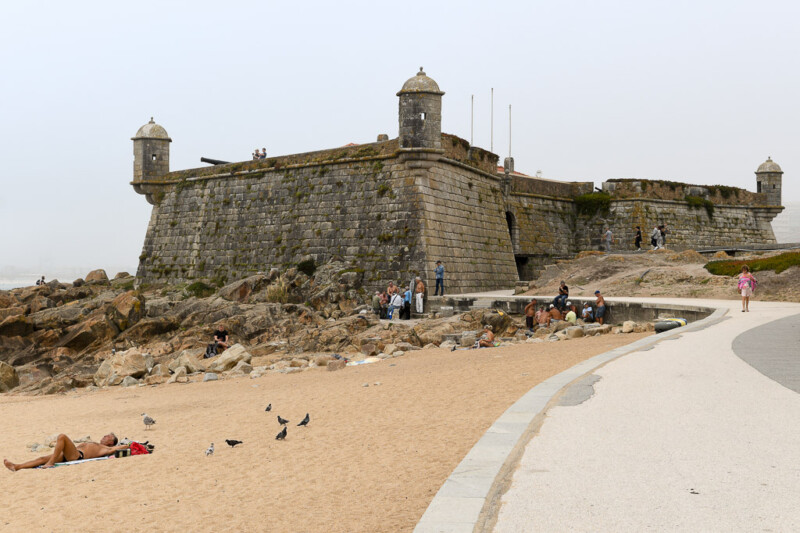 Die Festung hinter dem Strand