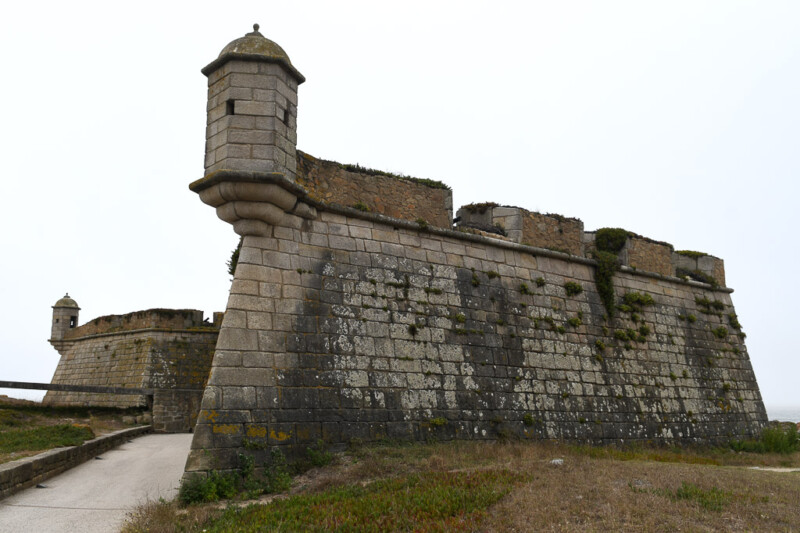 Mauer und Wachturm der Festung