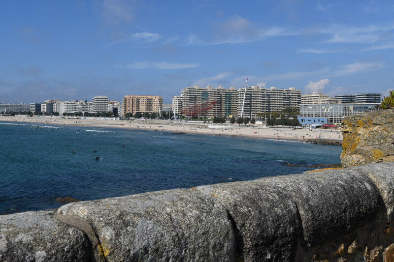 Blick von der Festung auf Strand und Hochhäuser