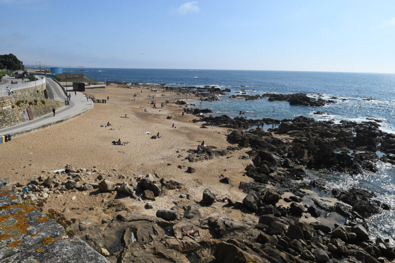 Felsiger Strand unterhalb der Festung