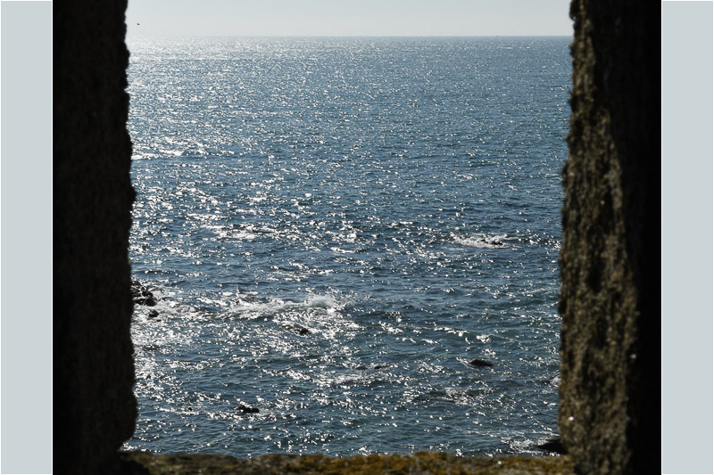 Blick durch eine Schießscharte aufs Meer