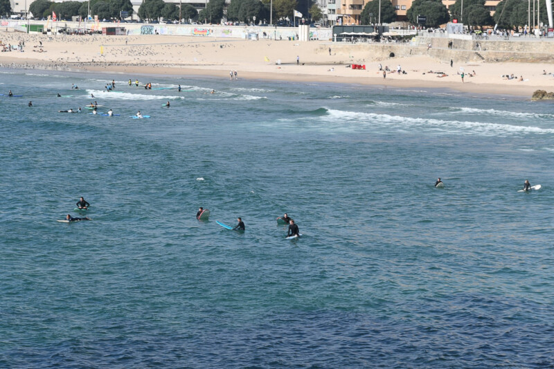 Surfer im Meer vor dem Strand