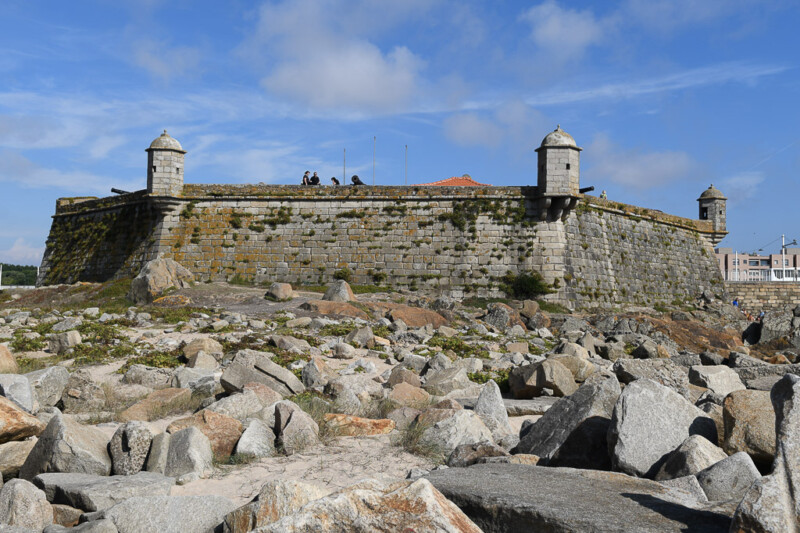 Die Festung hinter Granitblöcken