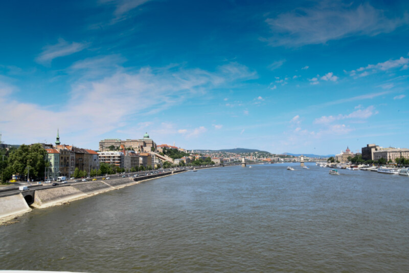 Die Donau mit Blick auf die Burg