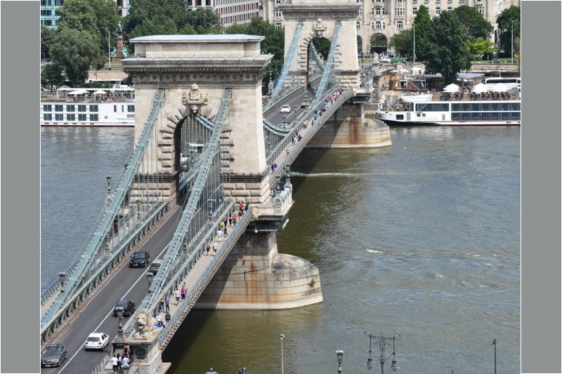 Die Kettenbrücke mit einem roten Bus