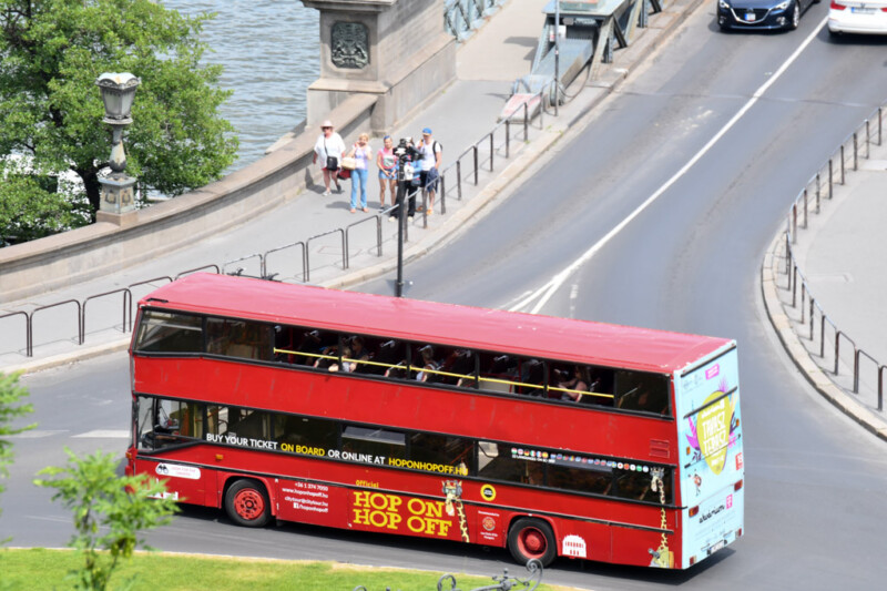 Roter Doppeldeckerbus der Giraffe Hop On Hop Off Tour