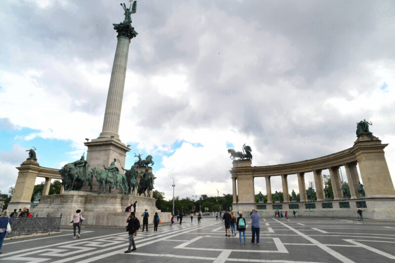 Heldenplatz mit Millenniumsdenkmal und Säulenhalle