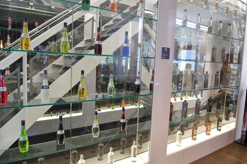 Glasregale mit Likörflaschen im Eingangsbereich des House of Bols