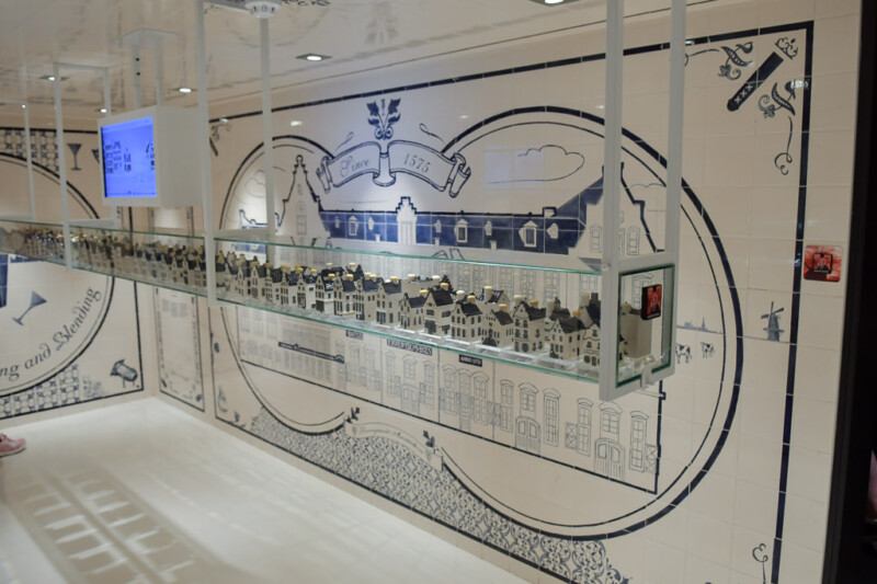 Wand mit Grafiken und Gläsern zur Geschichte des Likörs im House of Bols