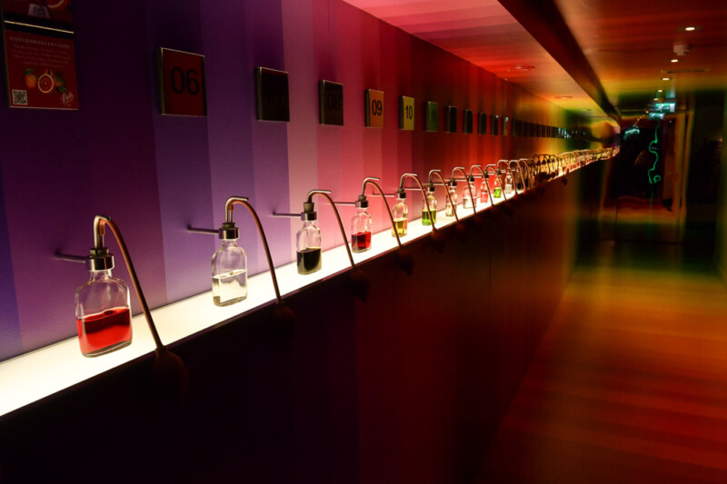 Beleuchtete Regalwand mit Brennkolben und Likören im House of Bols