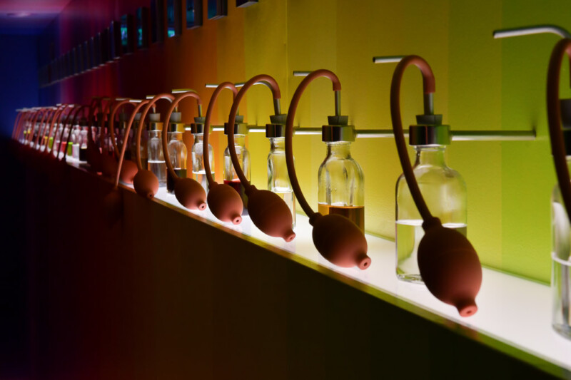 Reihe von Brennapparaten in bunter Beleuchtung im House of Bols