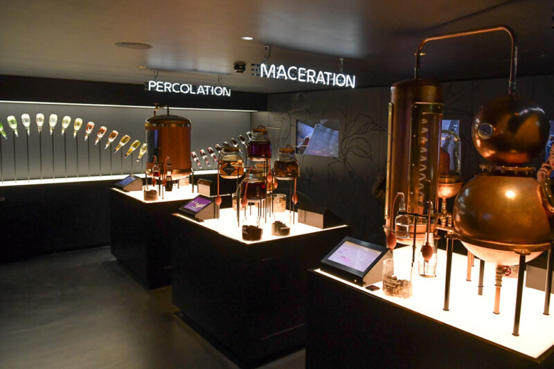 Kupferne Brennapparate im Bereich Percolation und Maceration im House of Bols