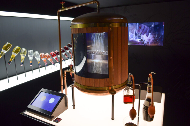 Kupferner Brennkessel mit Touchscreen im House of Bols