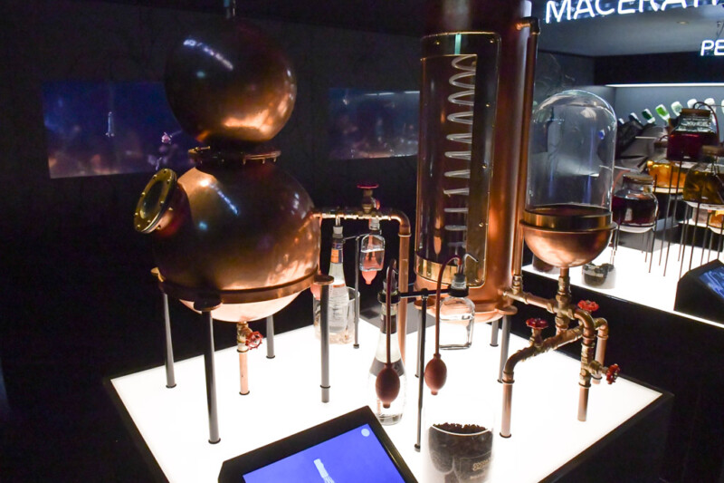 Kupferne Destillationsanlage in der Ausstellung im House of Bols